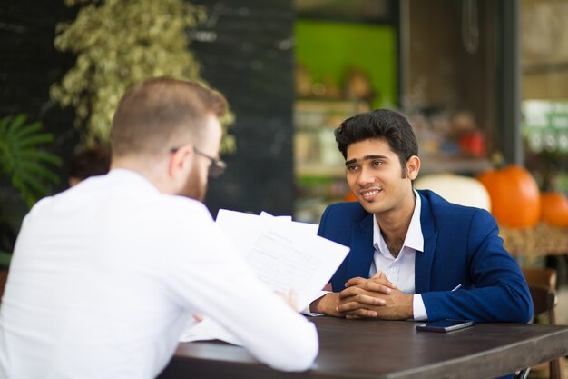 Navigating Conflict in Sales: 9 Tips for Resolving Challenges & Winning Deals 4 conflict resolution
