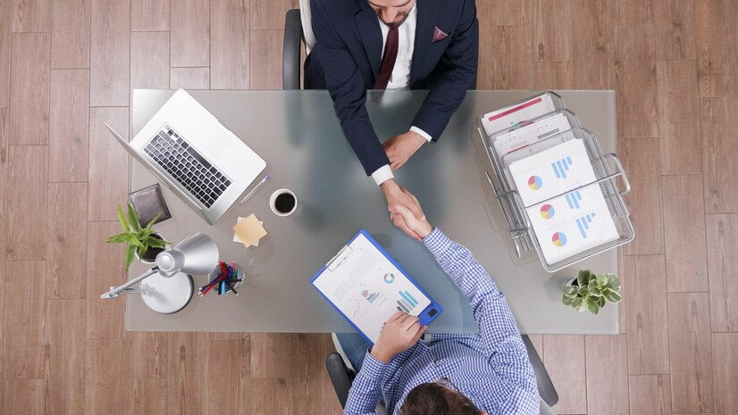 Navigating Conflict in Sales: 9 Tips for Resolving Challenges & Winning Deals 5 sales team